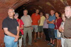 16b Besuchergruppe im Brenntunnel des Ringofens (Foto Rainer Klöfkorn)